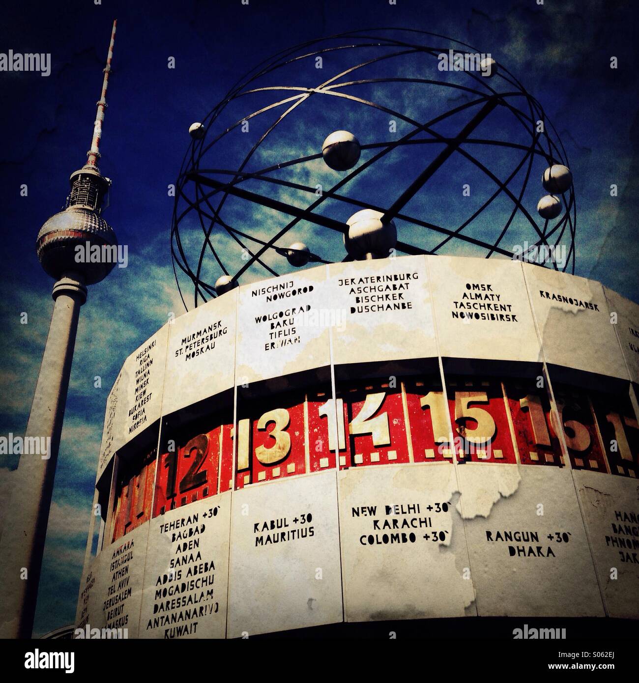 Il tedesco orientale-era l'orologio mondiale ad Alexanderplatz Berlino Germania - Immagine stock catturata con smartphone