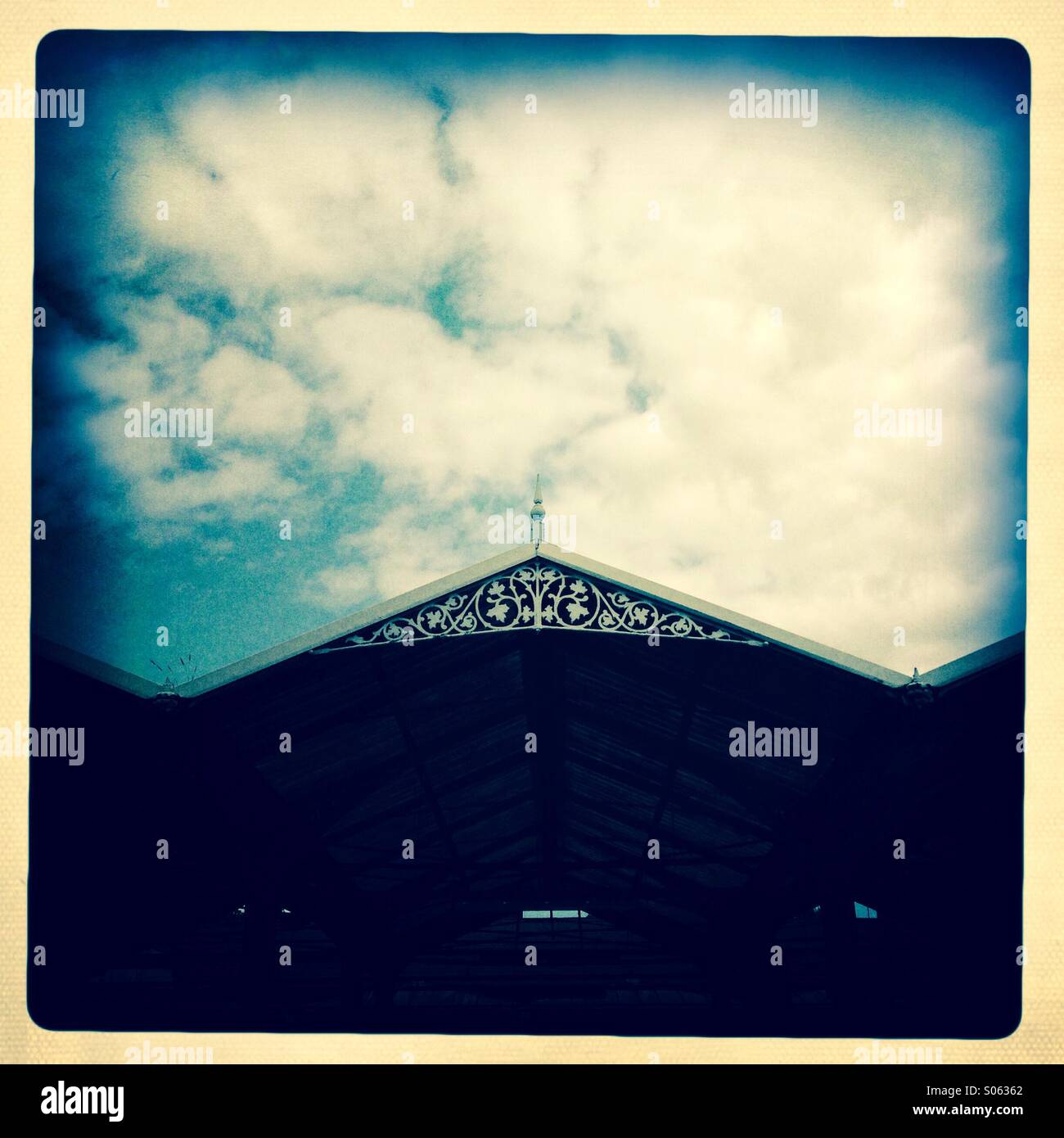 Vecchia Stazione ferroviaria sotto il cielo blu Foto Stock