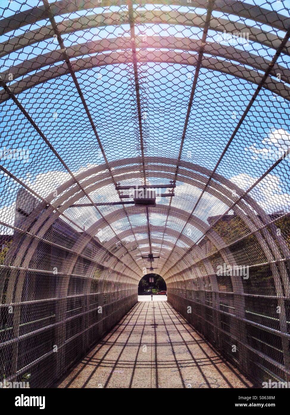 L'Ottava Avenue ponte pedonale oltre la prospettiva parkway in Brooklyn, dal XVIII street in Windsor Terrace, 19th street, Greenwood cimitero. - Immagine stock catturata con smartphone
