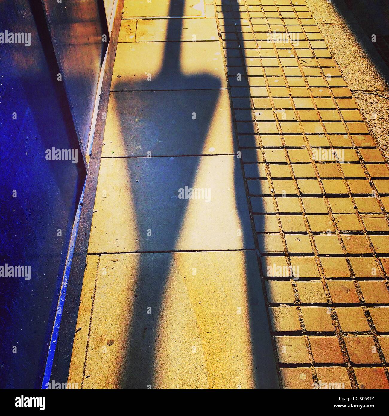 Modelli di ombra al sole del mattino Foto Stock
