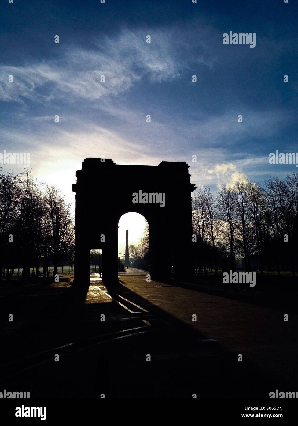 Glasgow Green Arch, noto anche come McLennan Arch visto con Nelson's Monument in background Foto Stock