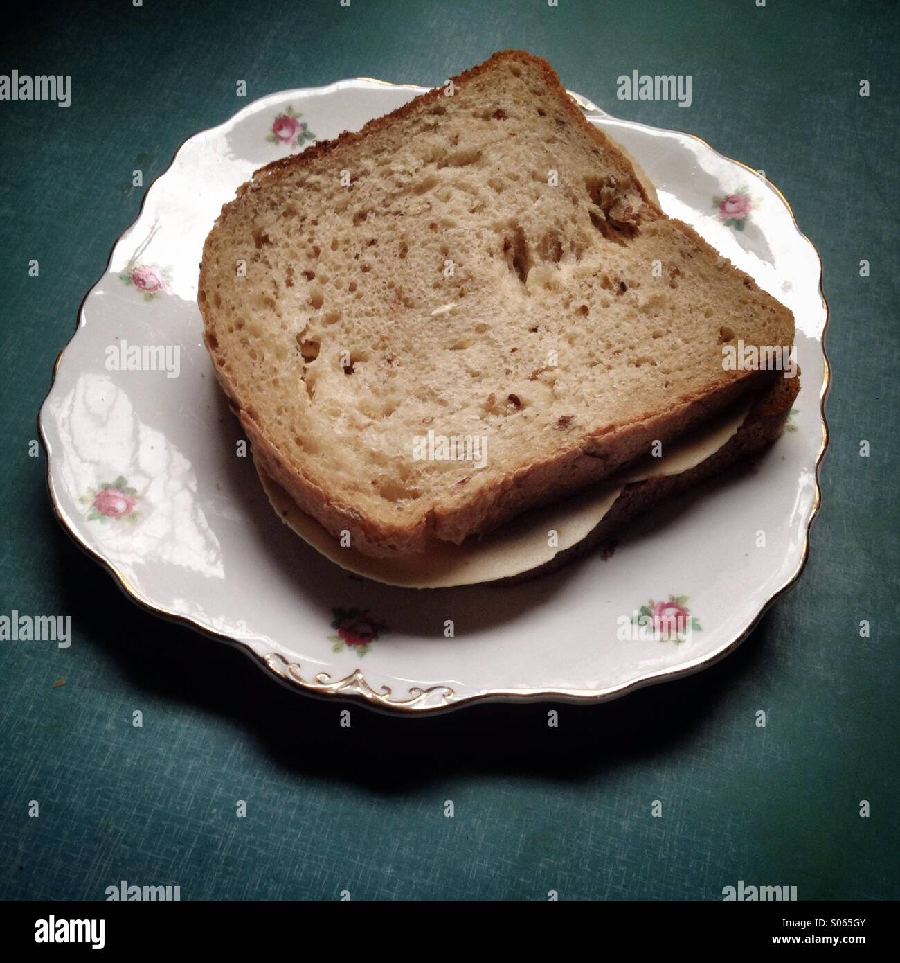 Panino su una bella piastra di cina - Immagine stock catturata con smartphone