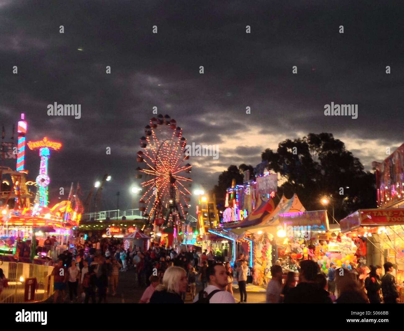 Il carnevale sotto cieli bui Foto Stock