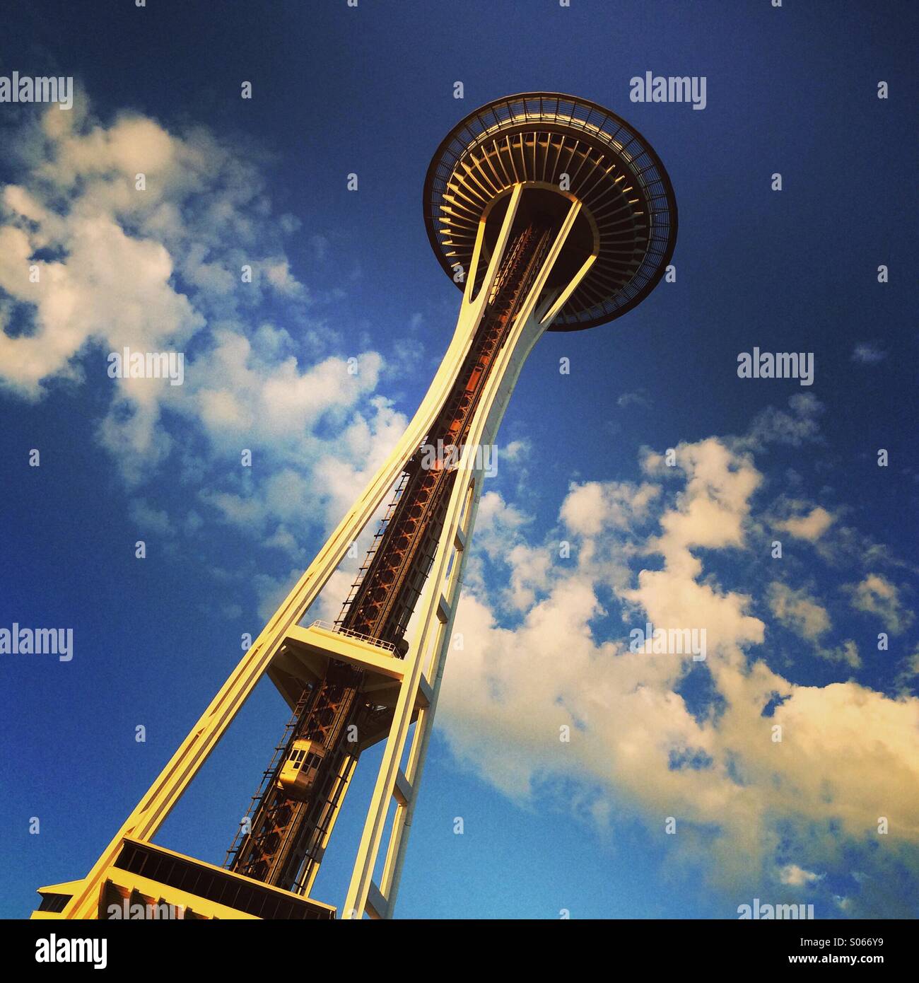 Lo Space Needle e nuvole, Seattle Center, Seattle, Washington - Immagine stock catturata con smartphone