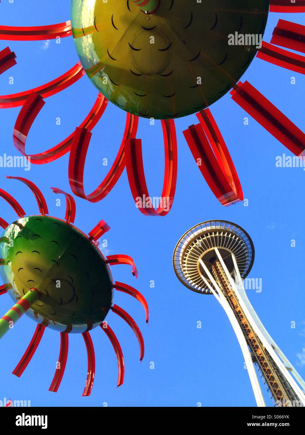 Lo Space Needle, "Sonic Boom' scultura, Seattle Center, Seattle, Washington Foto Stock