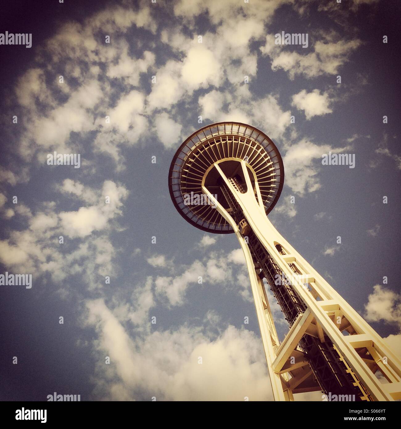 Lo Space Needle, nuvole, Seattle Center, Seattle, Washington - Immagine stock catturata con smartphone