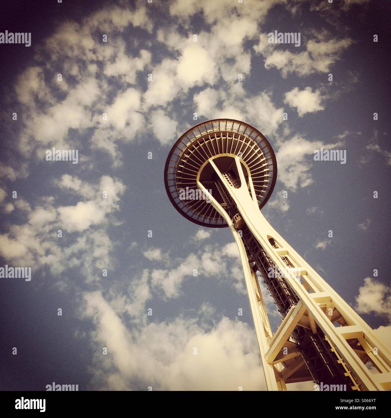 Lo Space Needle, nuvole, Seattle Center, Seattle, Washington Foto Stock