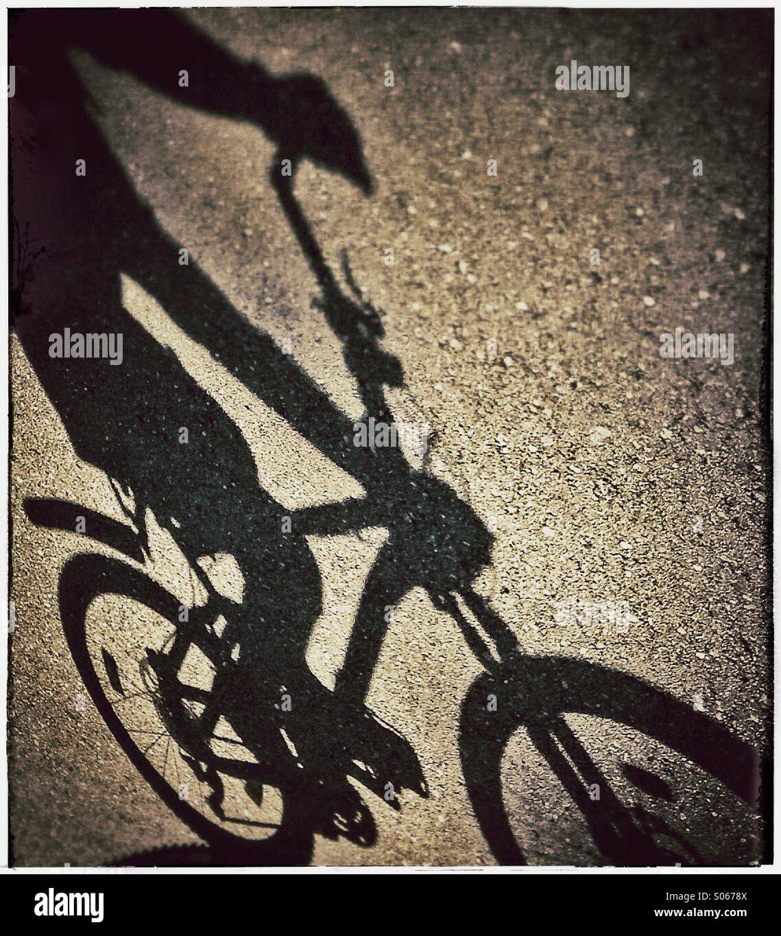Ombra di qualcuno in bicicletta Foto Stock