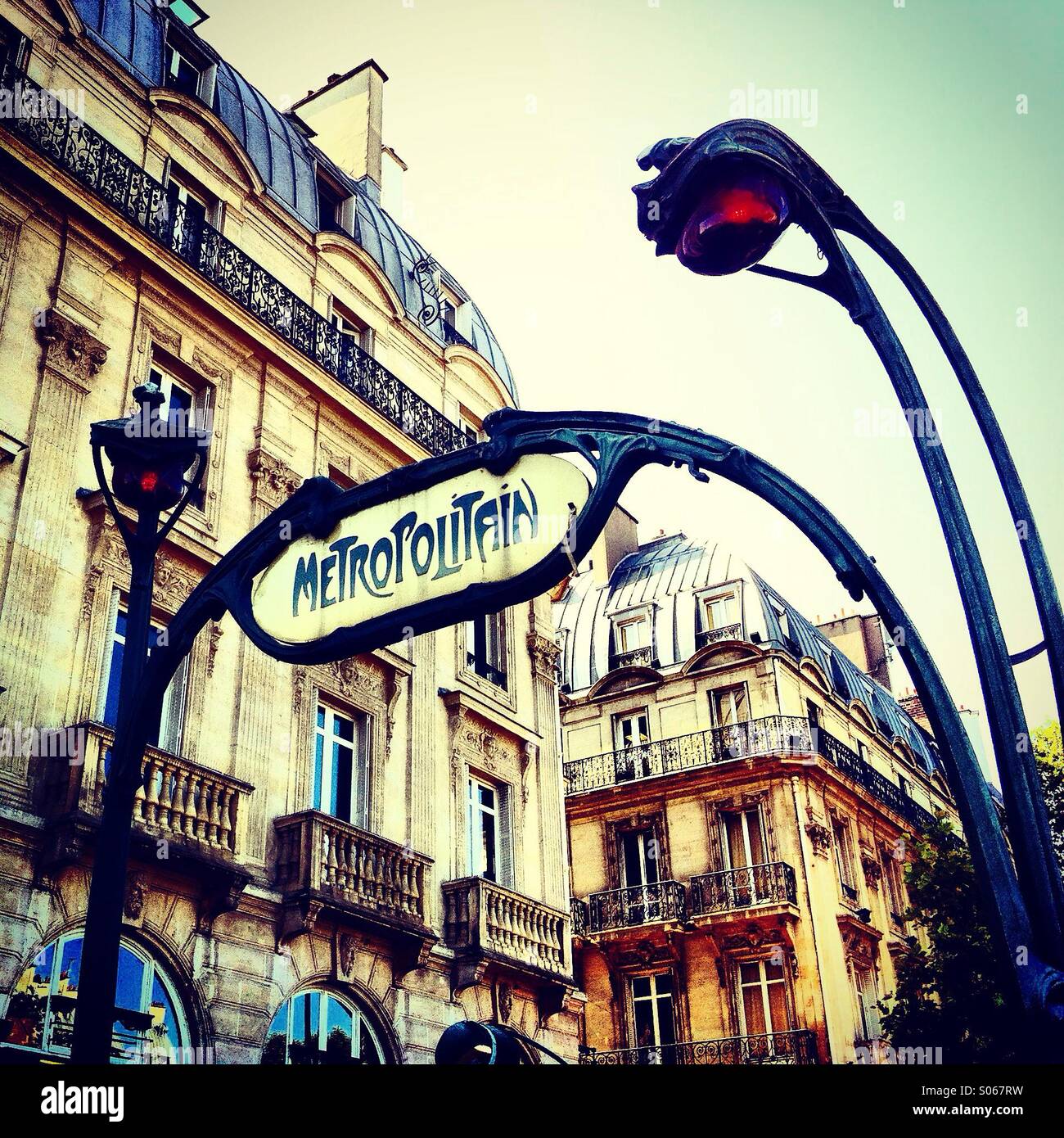 Si tratta di una foto del tipico ingresso della metropolitana di Parigi. Si tratta di uno stile Art Nouveau. Foto Stock