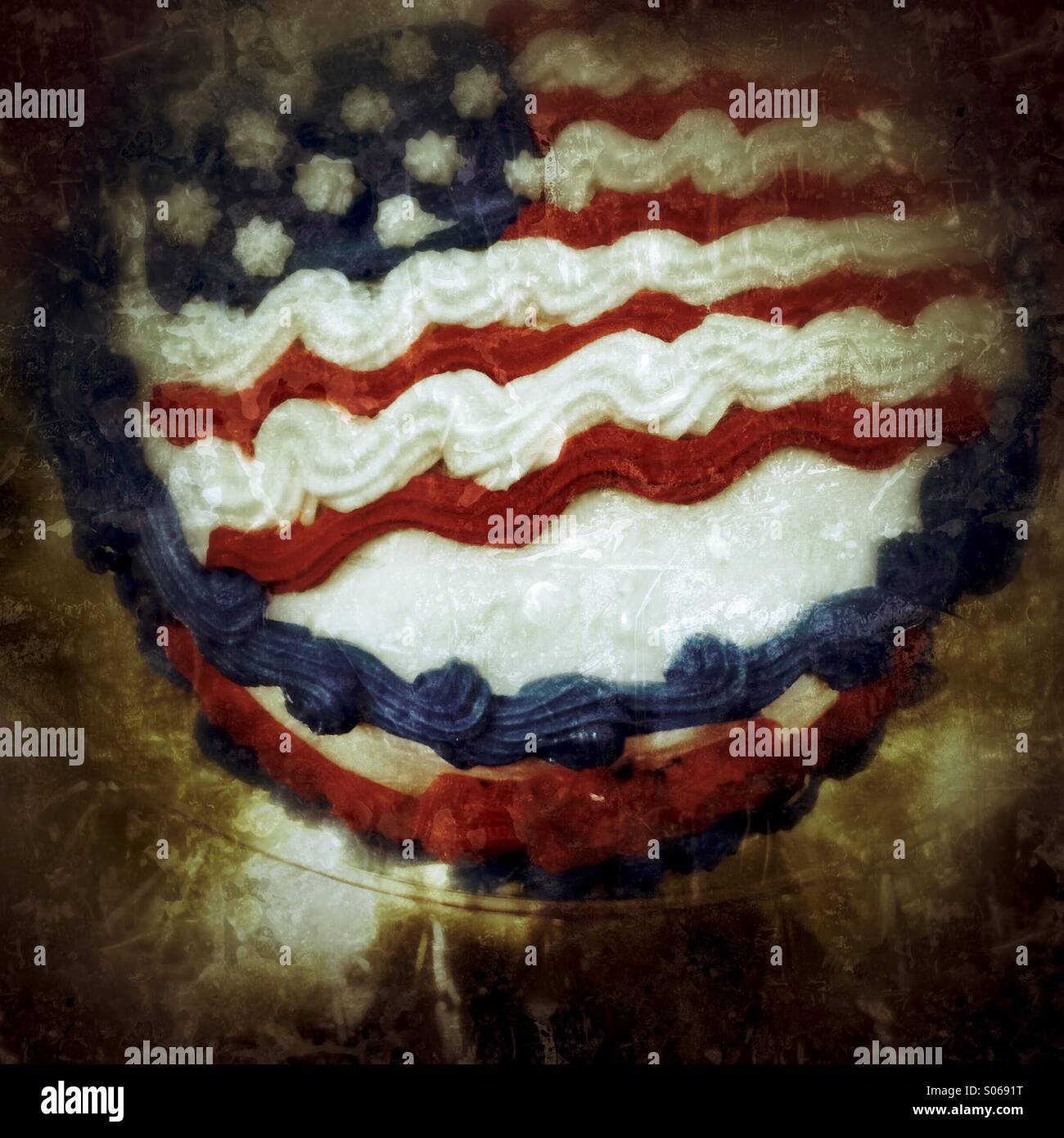 Una torta decorata con la bandiera americana. - Immagine stock catturata con smartphone