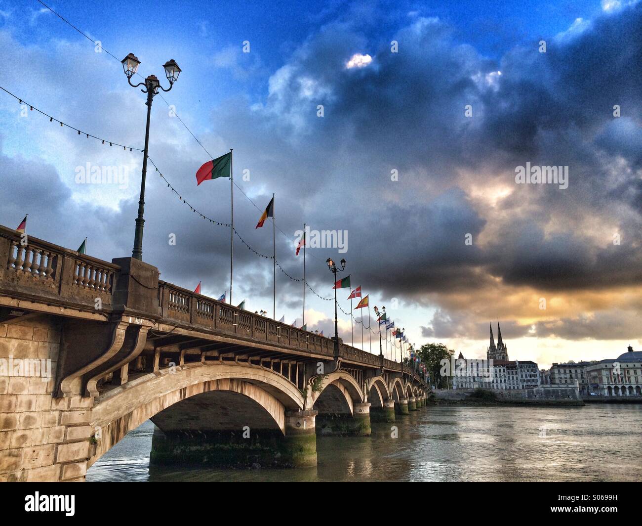 Vista del fiume Adur vicino alla città francese di Bayonne - Immagine stock catturata con smartphone