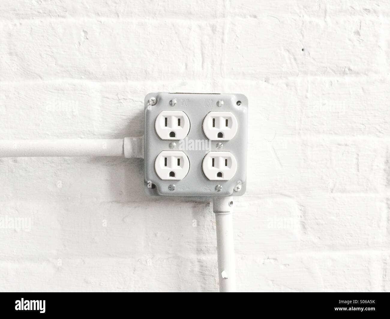 A 4 vie della scatola di uscita su un bianco muro interno negli Stati Uniti. Foto Stock