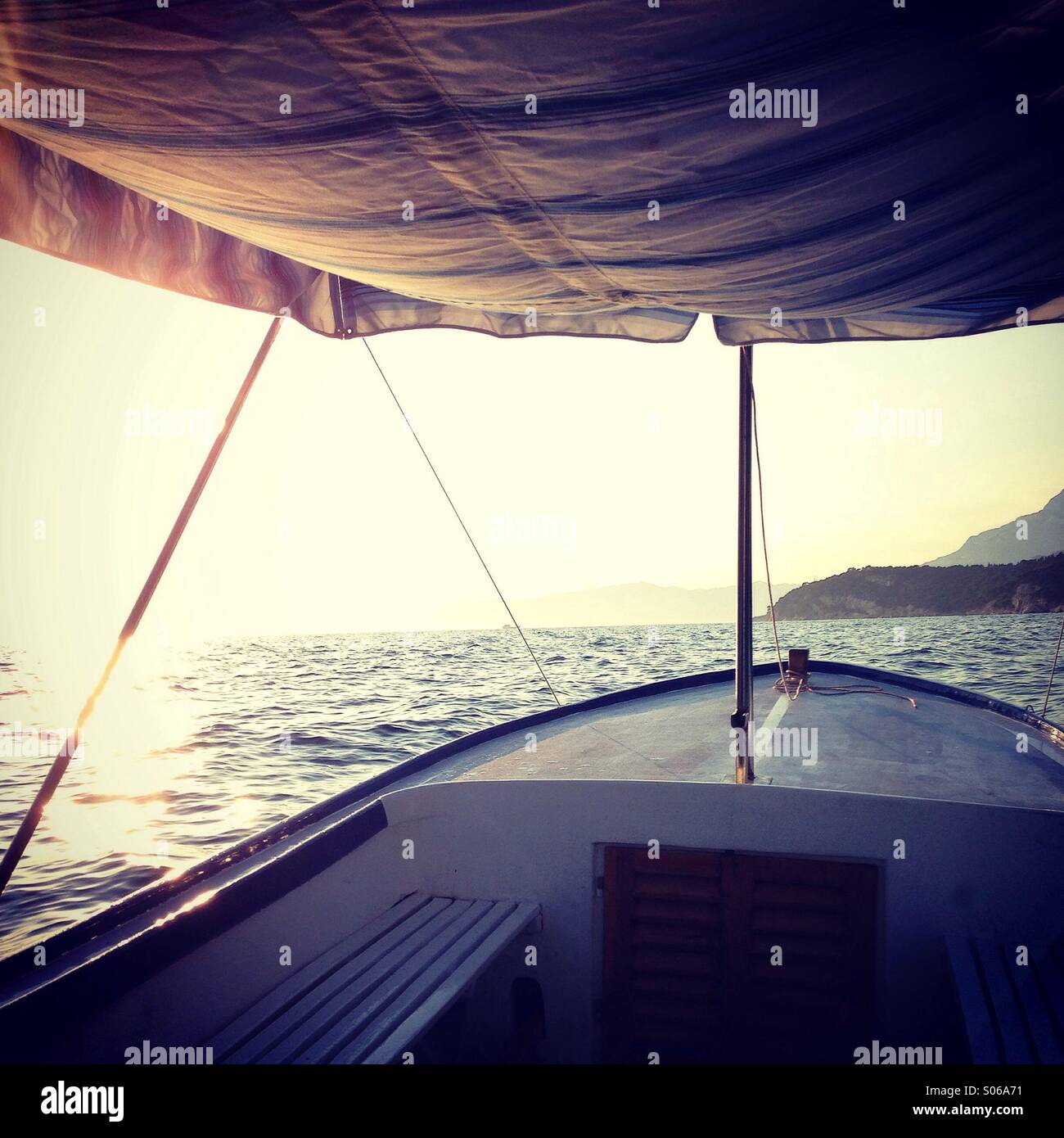 Viaggio estivo con la barca di legno Foto Stock
