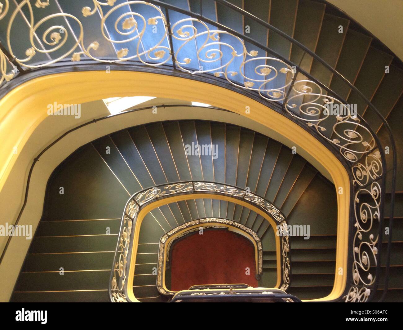 Scala a spirale. - Immagine stock catturata con smartphone
