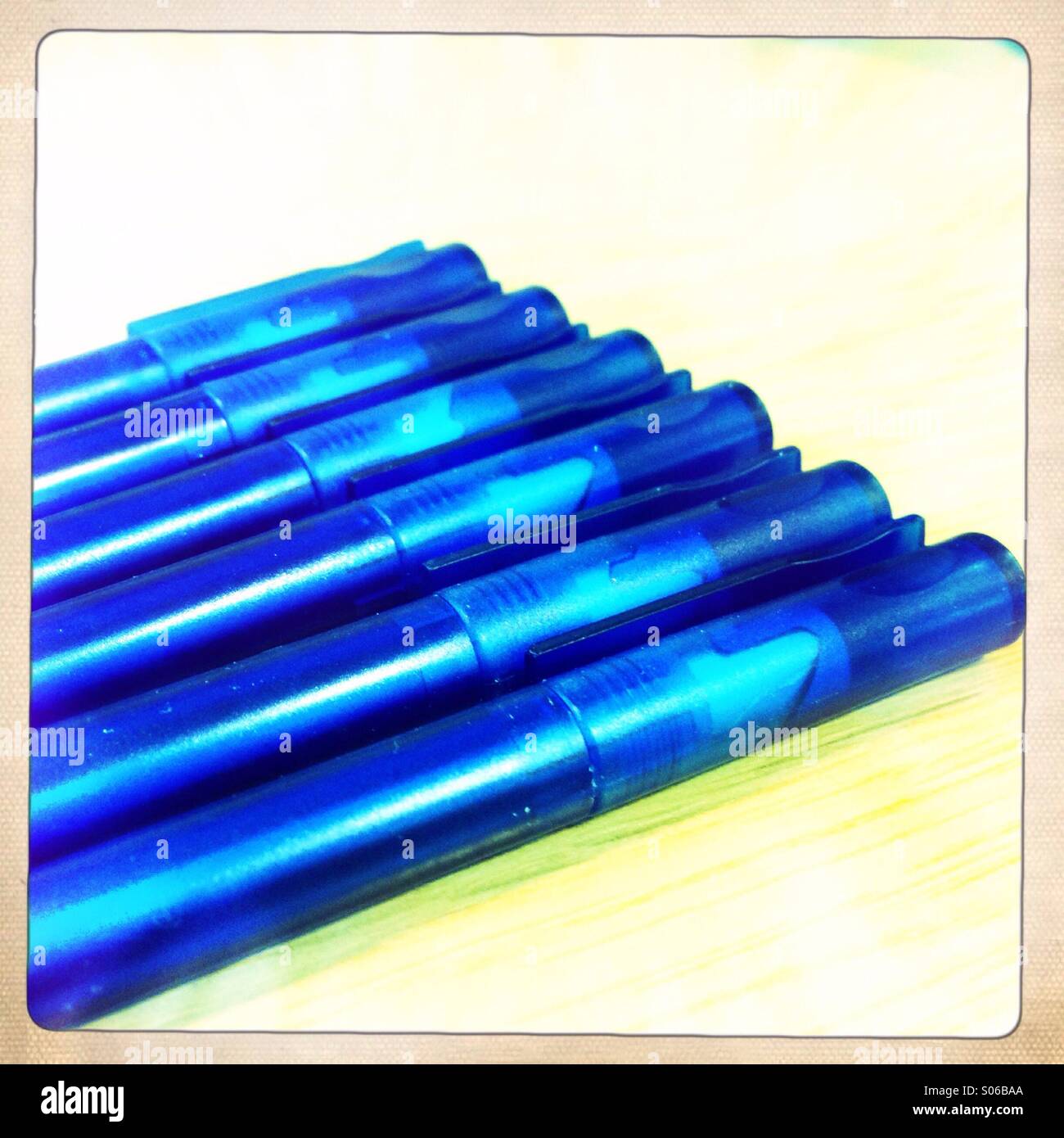 Penne blu in una riga Foto Stock