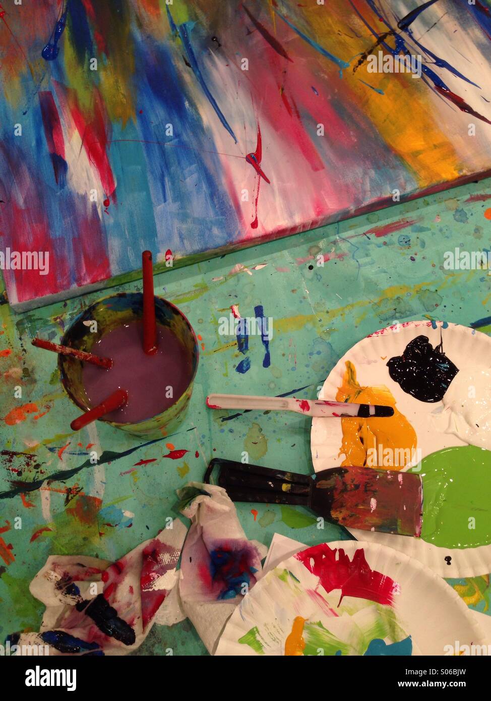 La pittura astratta della classe pasticcio di vernice, colore e spazzole durante un principianti dipinto astratto di classe Foto Stock