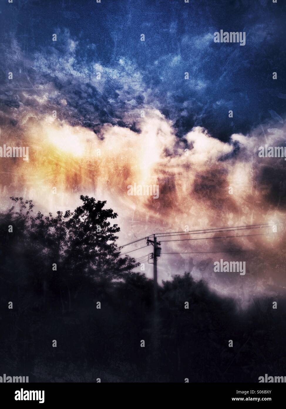 Dark Blue Skies. - Immagine stock catturata con smartphone