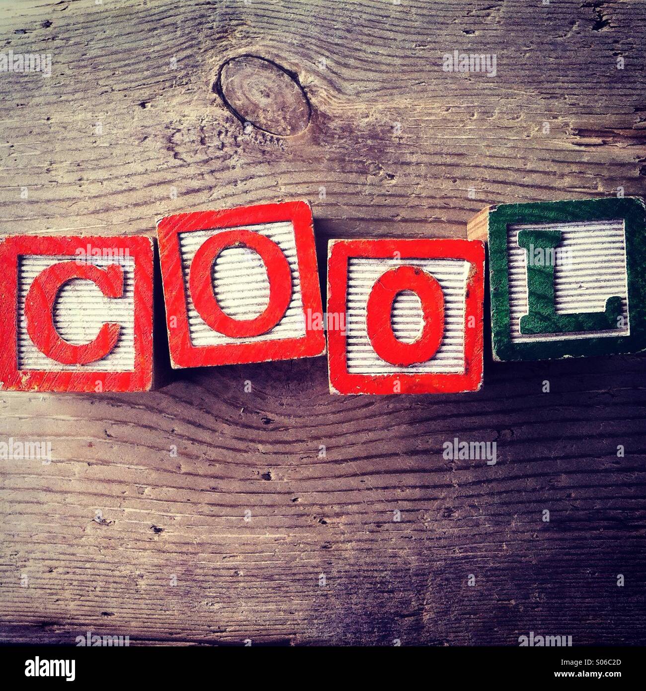 Si tratta di una foto di tavolette di legno giocattolo giochi con alfabeto lettere su di loro che si uniscono per formare la parola COOL Foto Stock