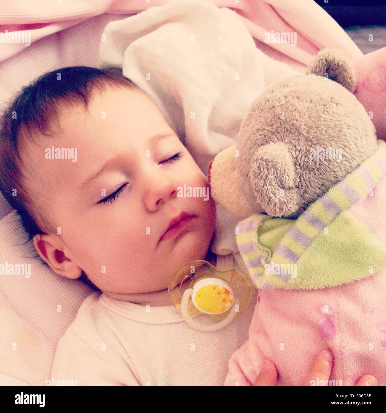 Piccolo bimbo che dorme con Teddy bear Foto Stock