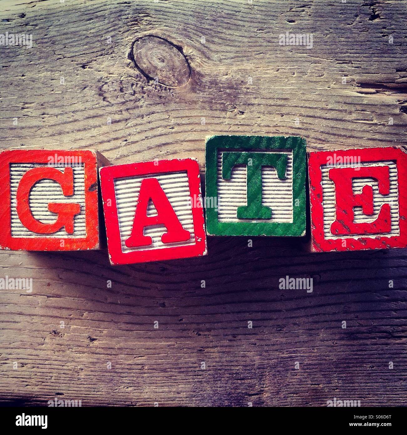 Si tratta di una foto di tavolette di legno giocattolo con alfabeto lettere su di essi che sono combinati insieme per formare la gate di parola Foto Stock