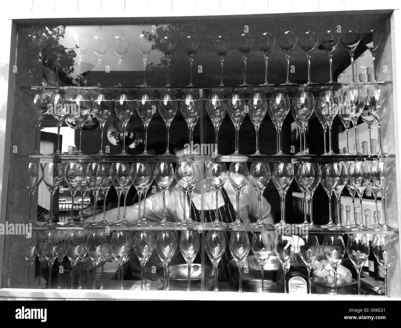 Bicchieri di champagne di riflettere la luce nella finestra della cucina. Foto Stock