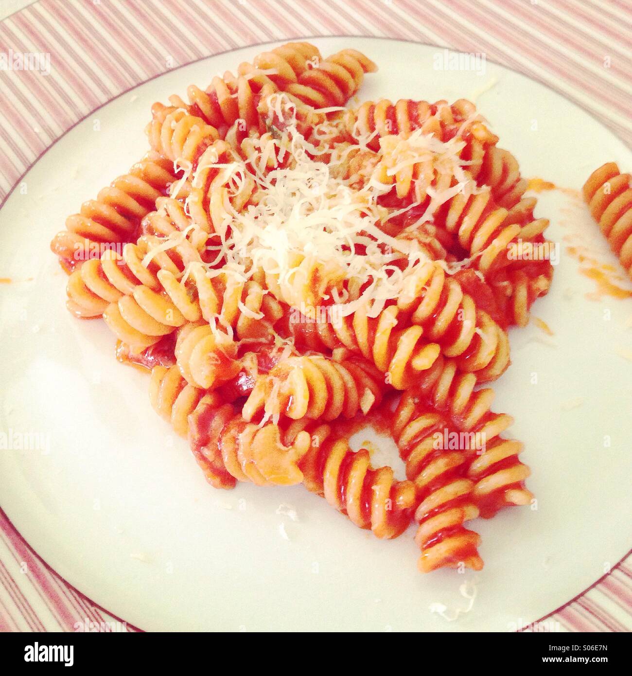 Fusili pasta con salsa di pomodoro Foto Stock
