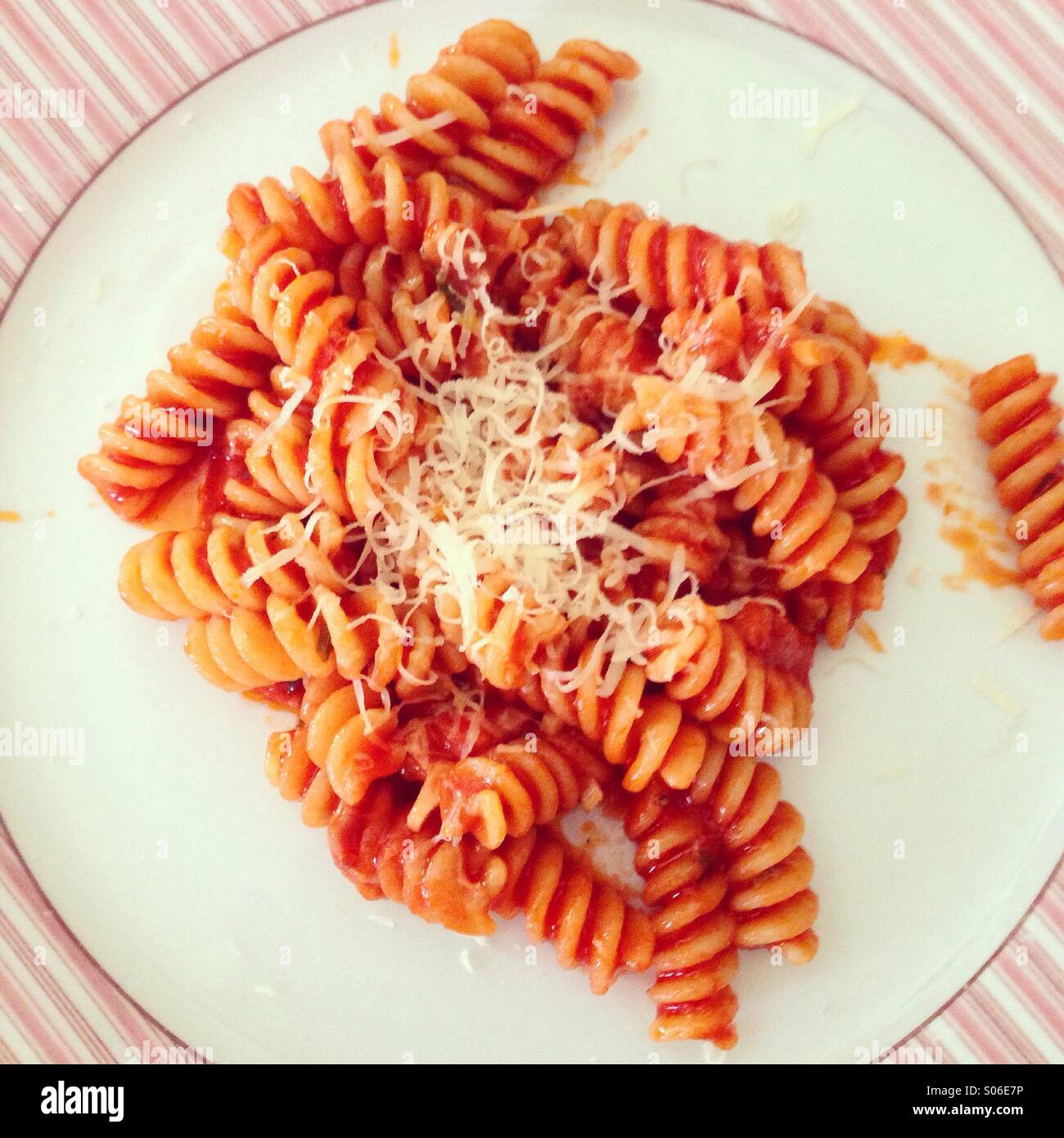 Fusili pasta con salsa di pomodoro e il parmigiano sopra visualizza Foto Stock