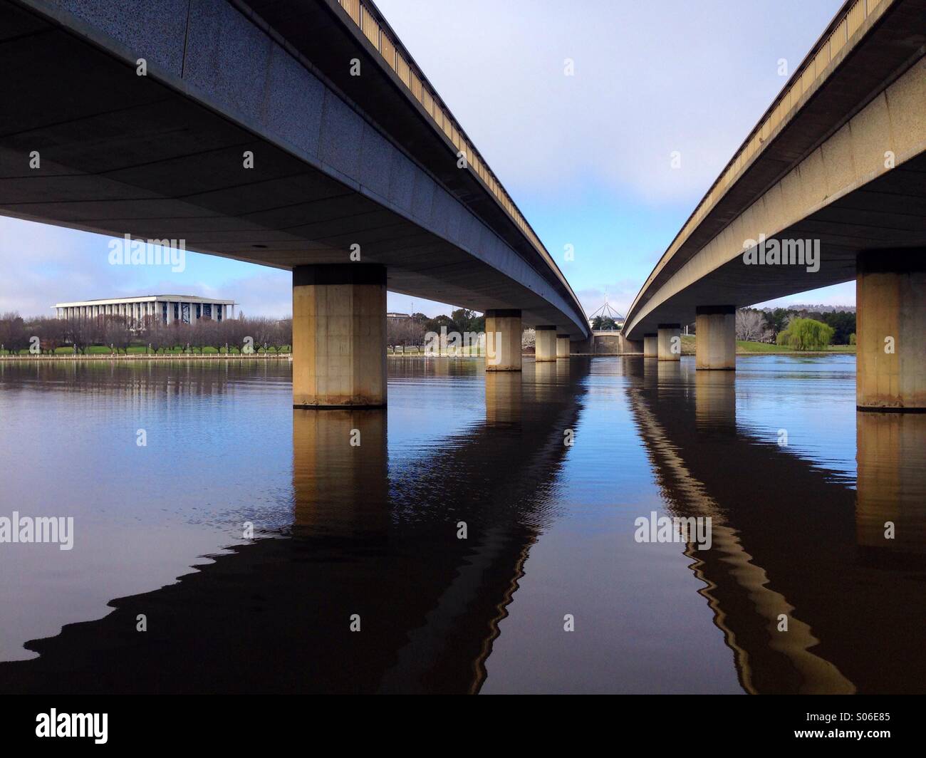 Commonwealth Avenue Bridge Casa del Parlamento Biblioteca dello Stato di Australia - Immagine stock catturata con smartphone
