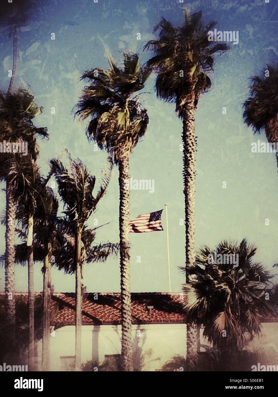 Bandiera americana vola in Ocean Breeze. Spiaggia a Est di Santa Barbara, California USA - Immagine stock catturata con smartphone