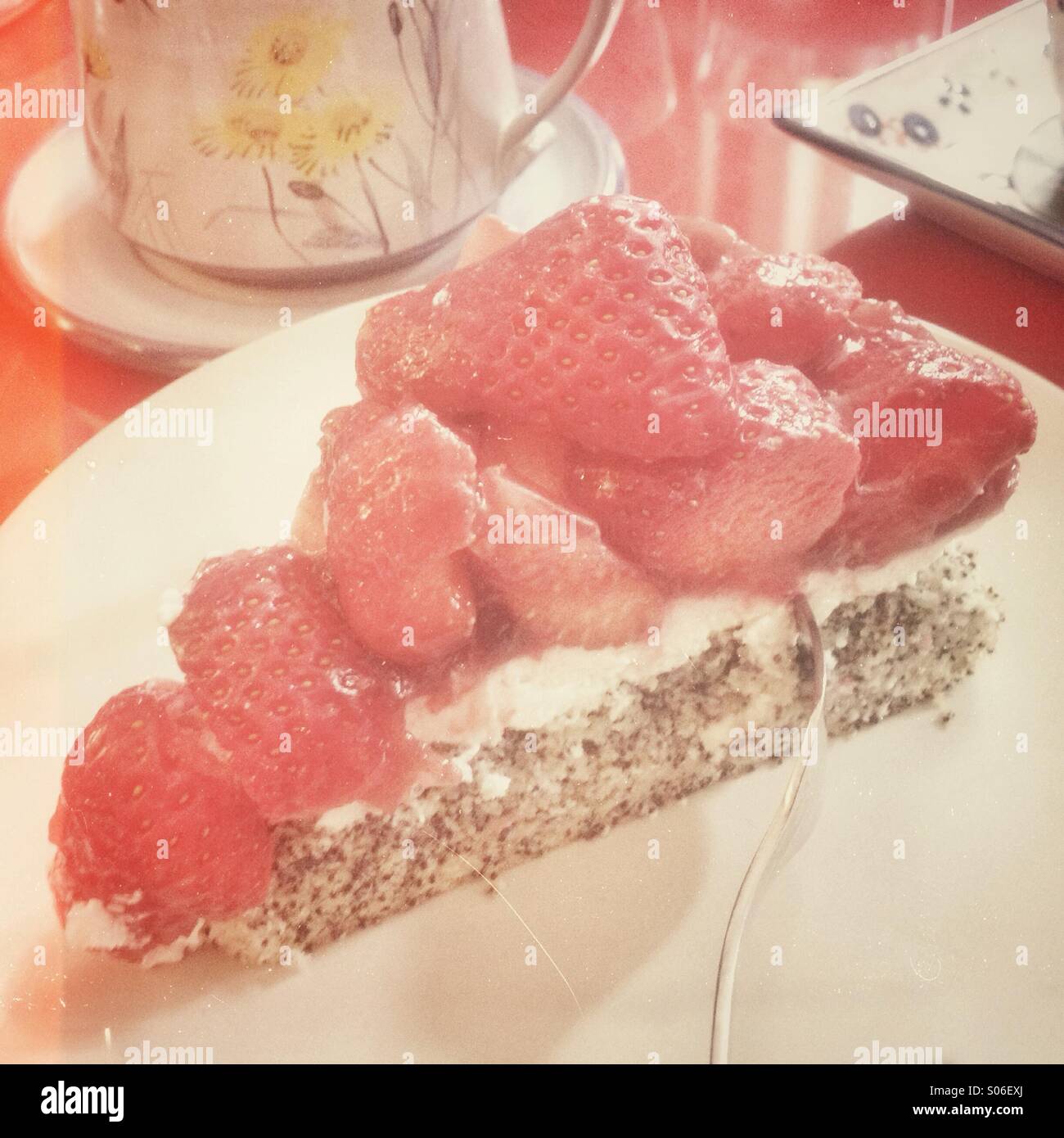 Home cotta la torta di fragole. In stile retrò la postelaborazione. - Immagine stock catturata con smartphone