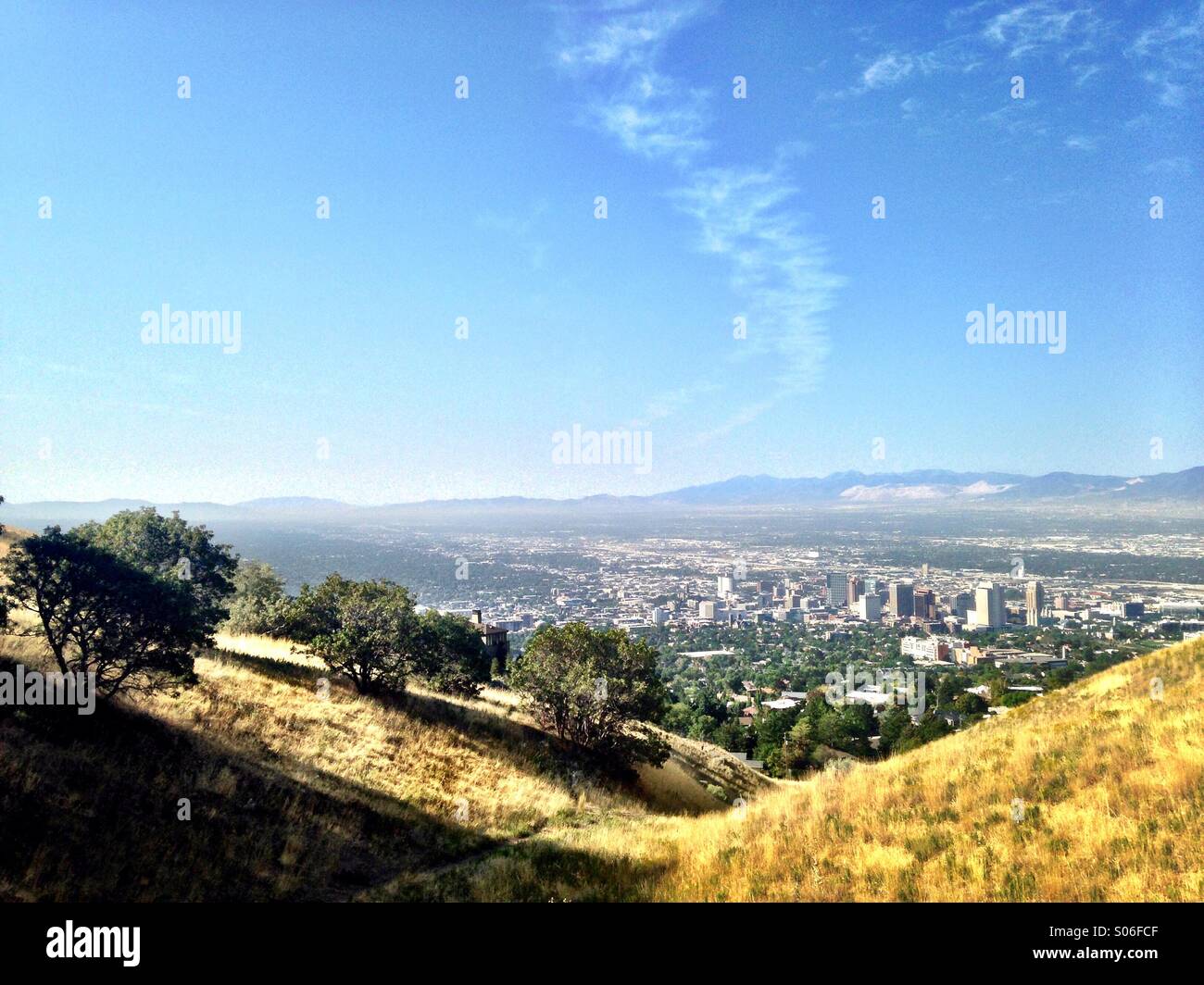 Una vista panoramica di Salt Lake City dalle colline che circondano la parte orientale della città. Foto Stock