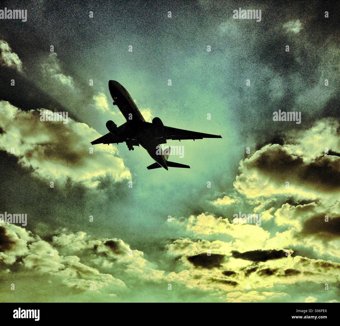 Un aereo che decolla in un cielo nuvoloso - Immagine stock catturata con smartphone