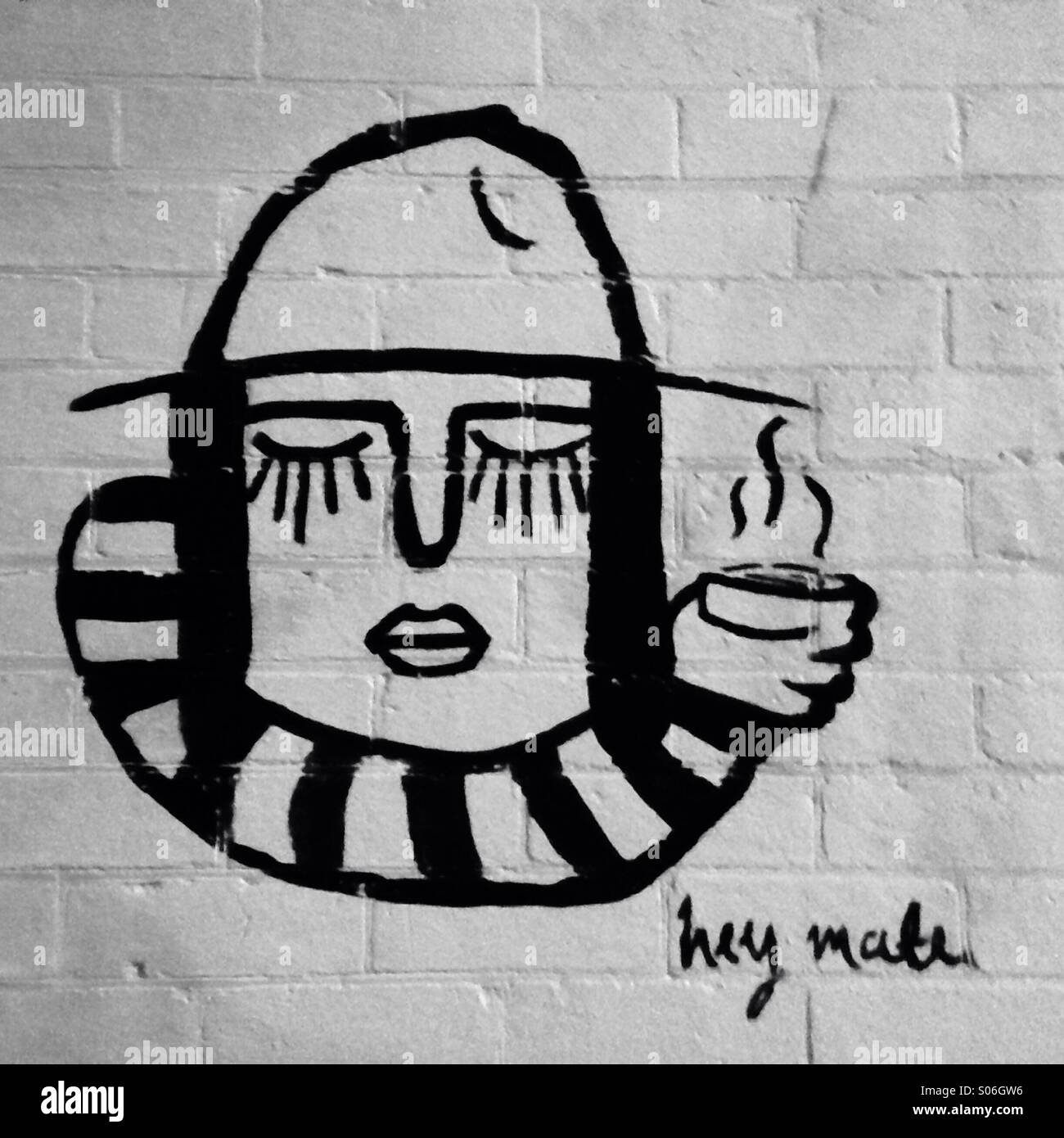 Arte di strada persona con una tazza di caffè dicendo Hey Mate - Immagine stock catturata con smartphone