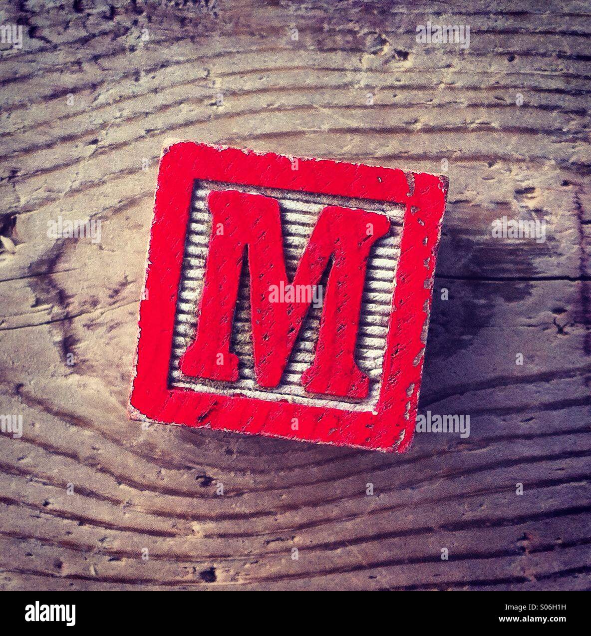 Si tratta di un giocattolo woodblock con una lettera dell'alfabeto su di esso: M Foto Stock