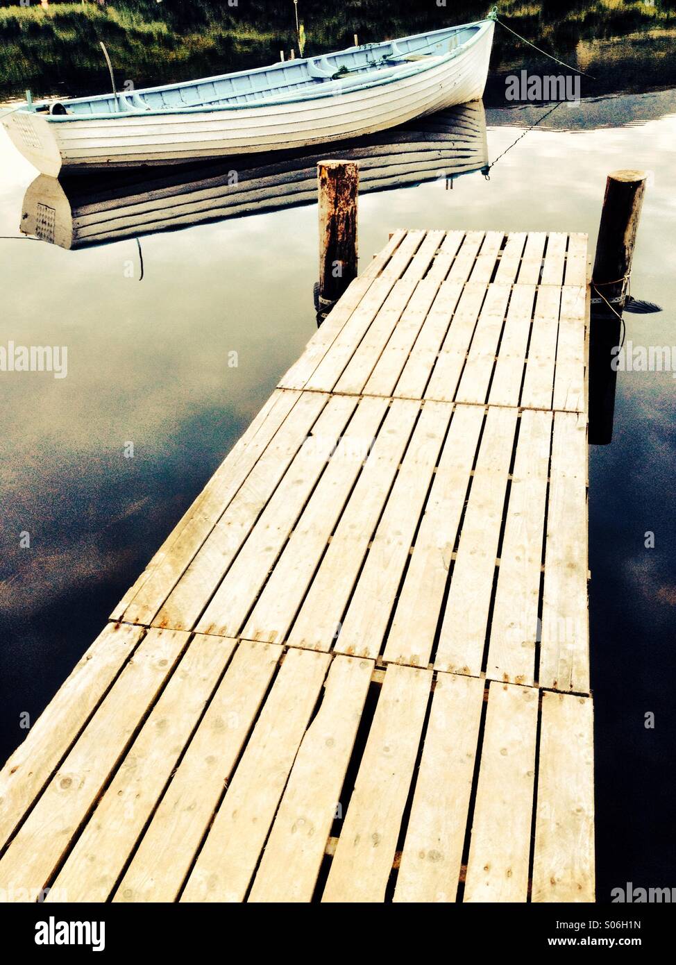 Pontile in legno e barca - Immagine stock catturata con smartphone