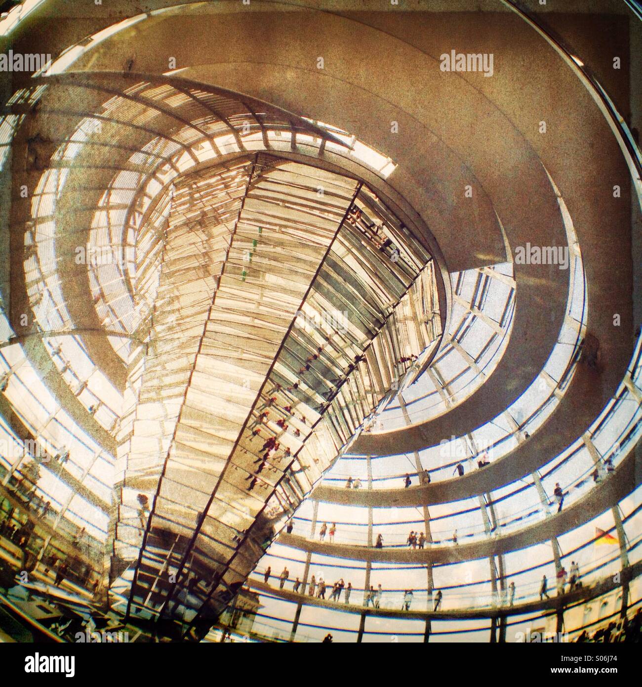 All'interno della cupola di vetro del Reichstag parlamento palazzo del governo a Berlino Germania - Immagine stock catturata con smartphone