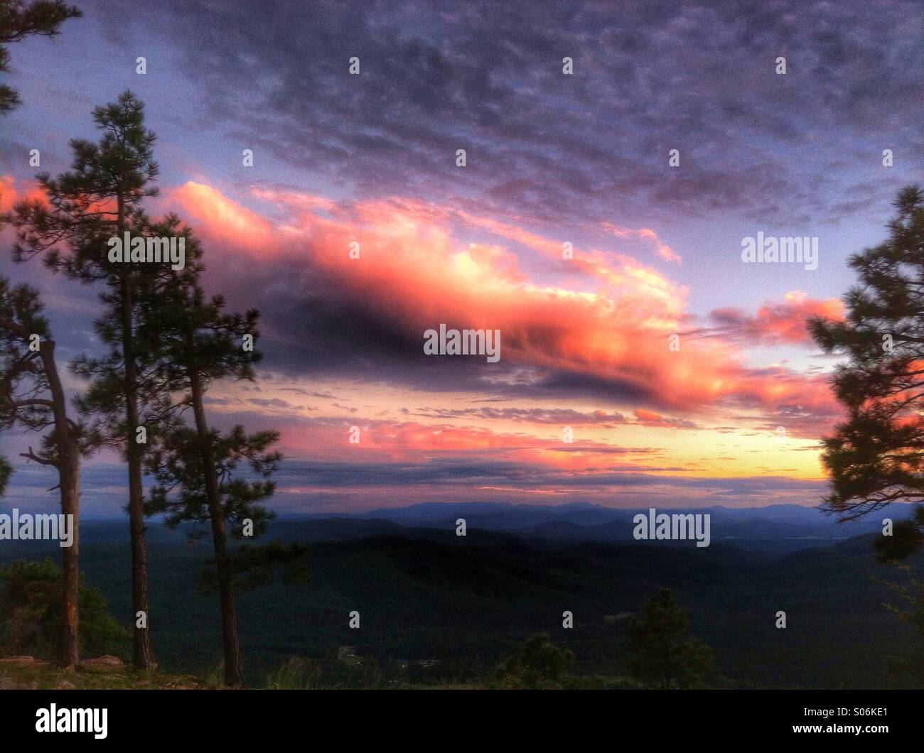 Cieli colorati oltre l'Arizona Mogollon altopiano. Coconino County, Arizona USA Foto Stock