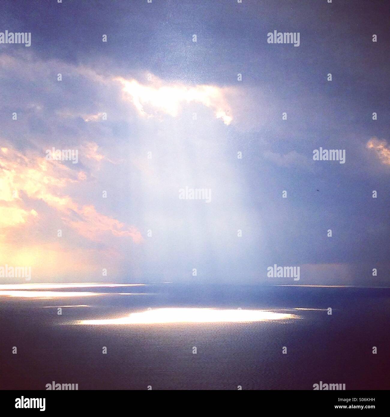 Ray di luci attraverso le nuvole in mare Foto Stock