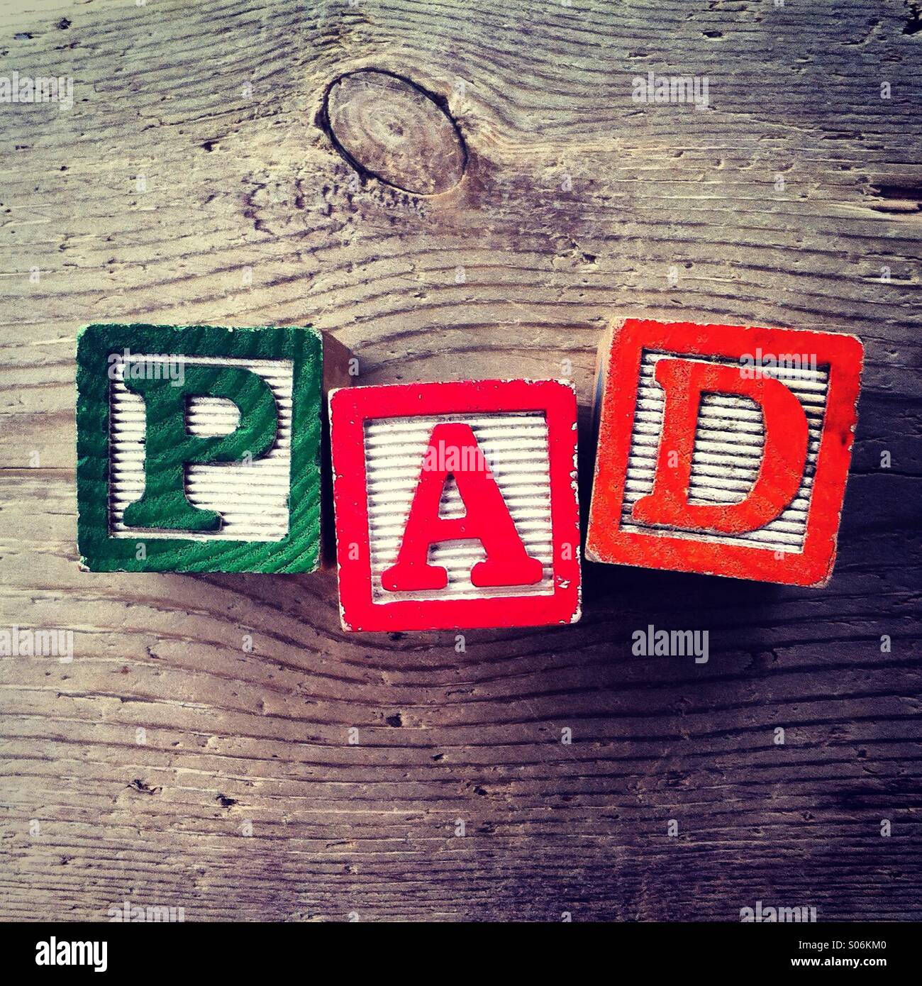Si tratta di una foto di tavolette di legno giocattoli alfabeto sarà lettera su di essi che sono combina insieme per creare la parola PAD Foto Stock