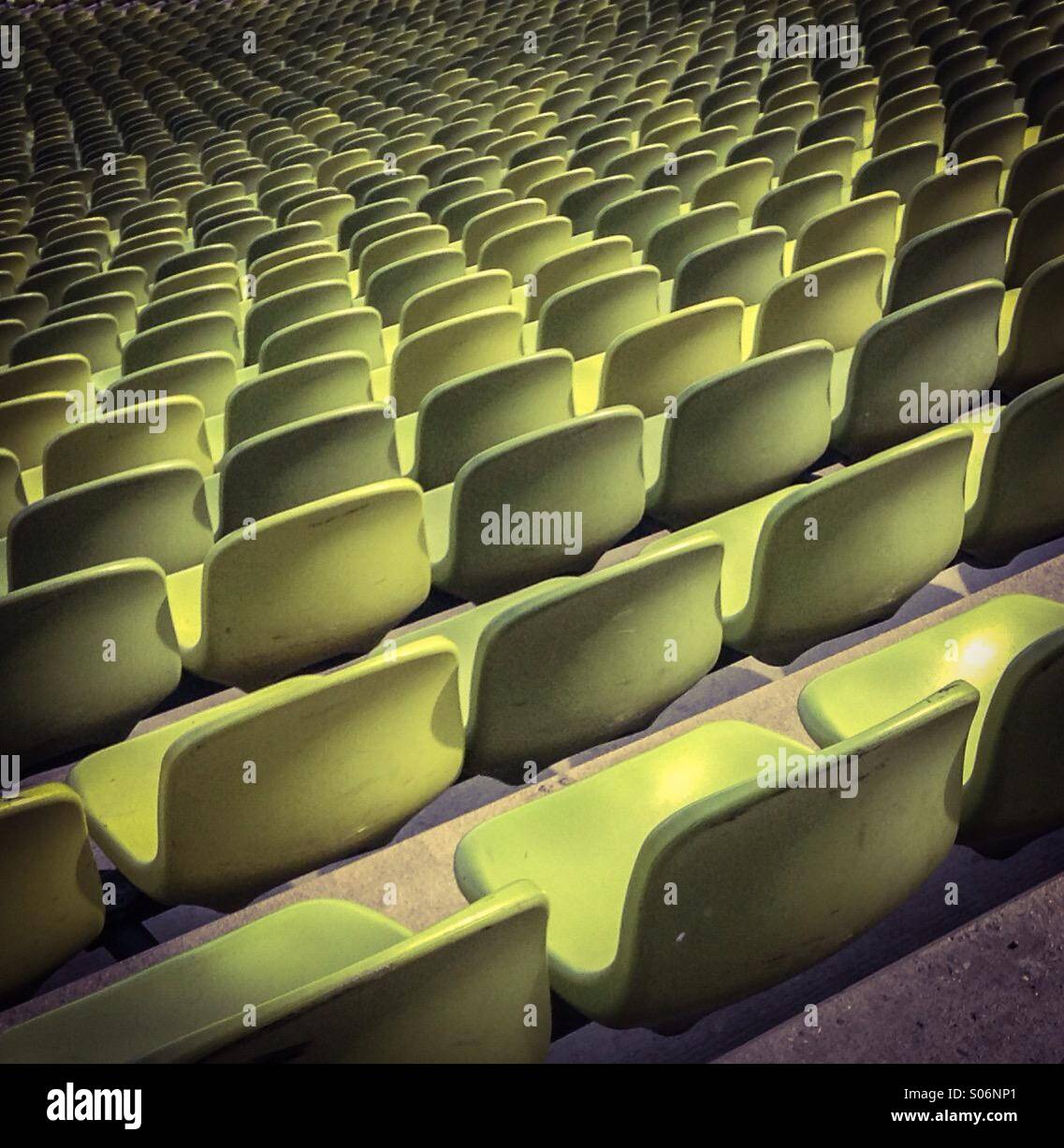 Riga vuota di sedi di verde a uno sport stadium Foto Stock