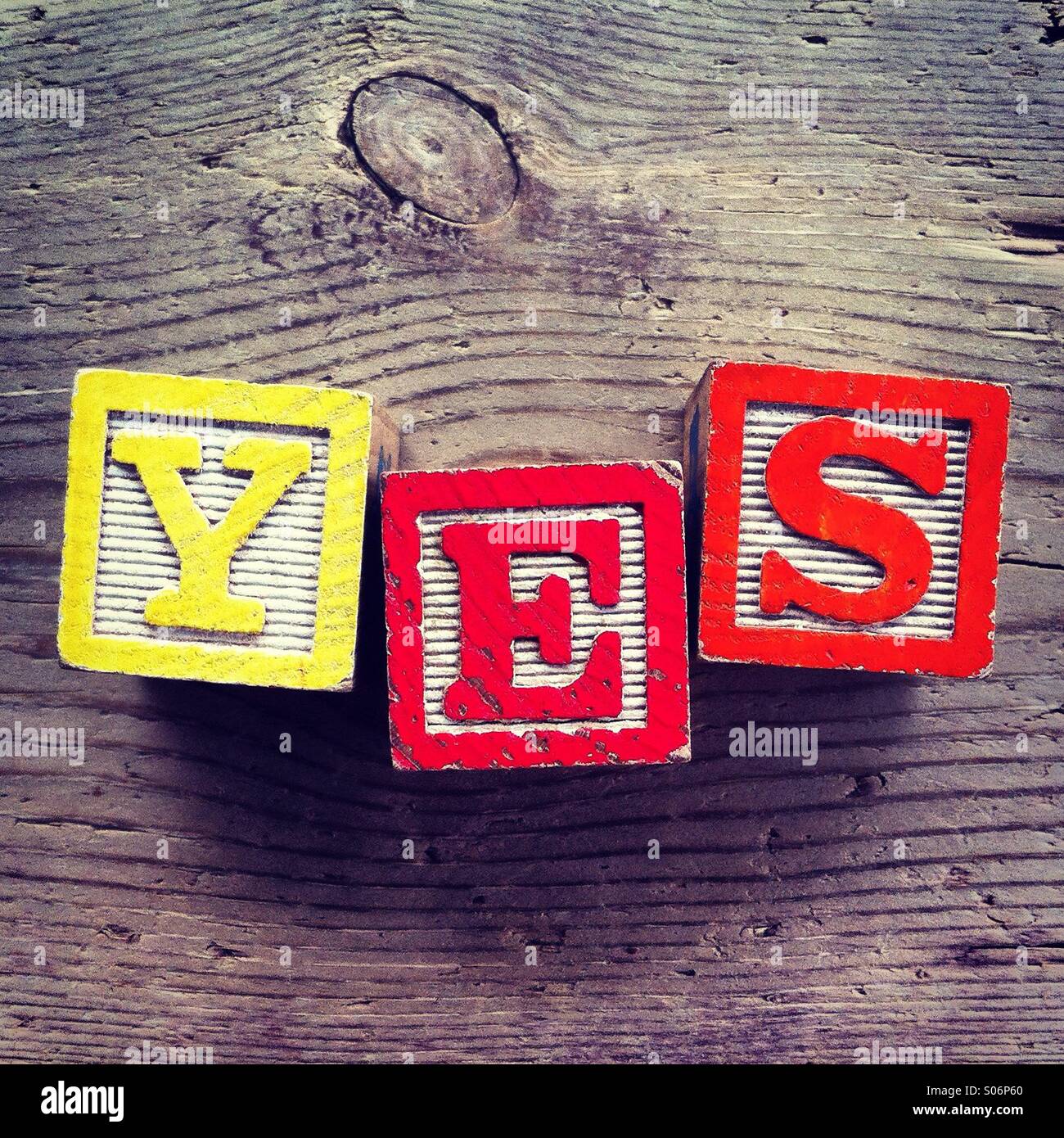 Si tratta di una foto di tavolette di legno giocattoli alfabeto sarà lettera su di essi che sono combina insieme per creare la parola sì Foto Stock
