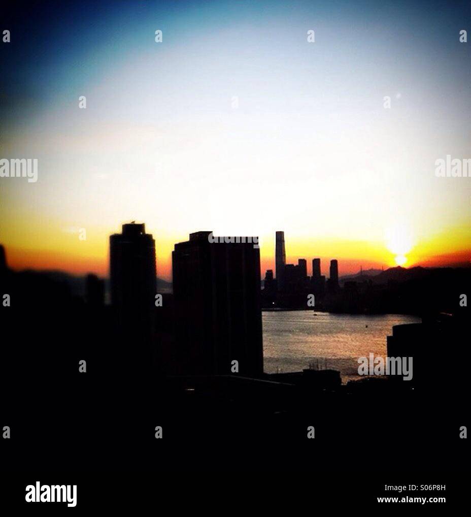 Tramonto sulla baia di Victoria in Hong Kong - Immagine stock catturata con smartphone