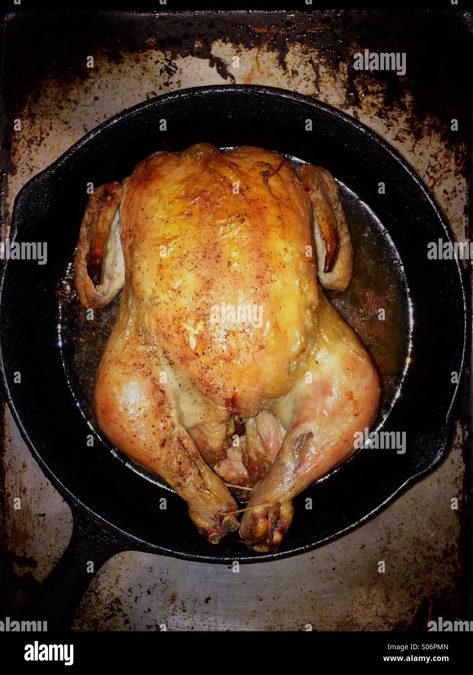 Pollo arrosto in una padella di ferro - Immagine stock catturata con smartphone