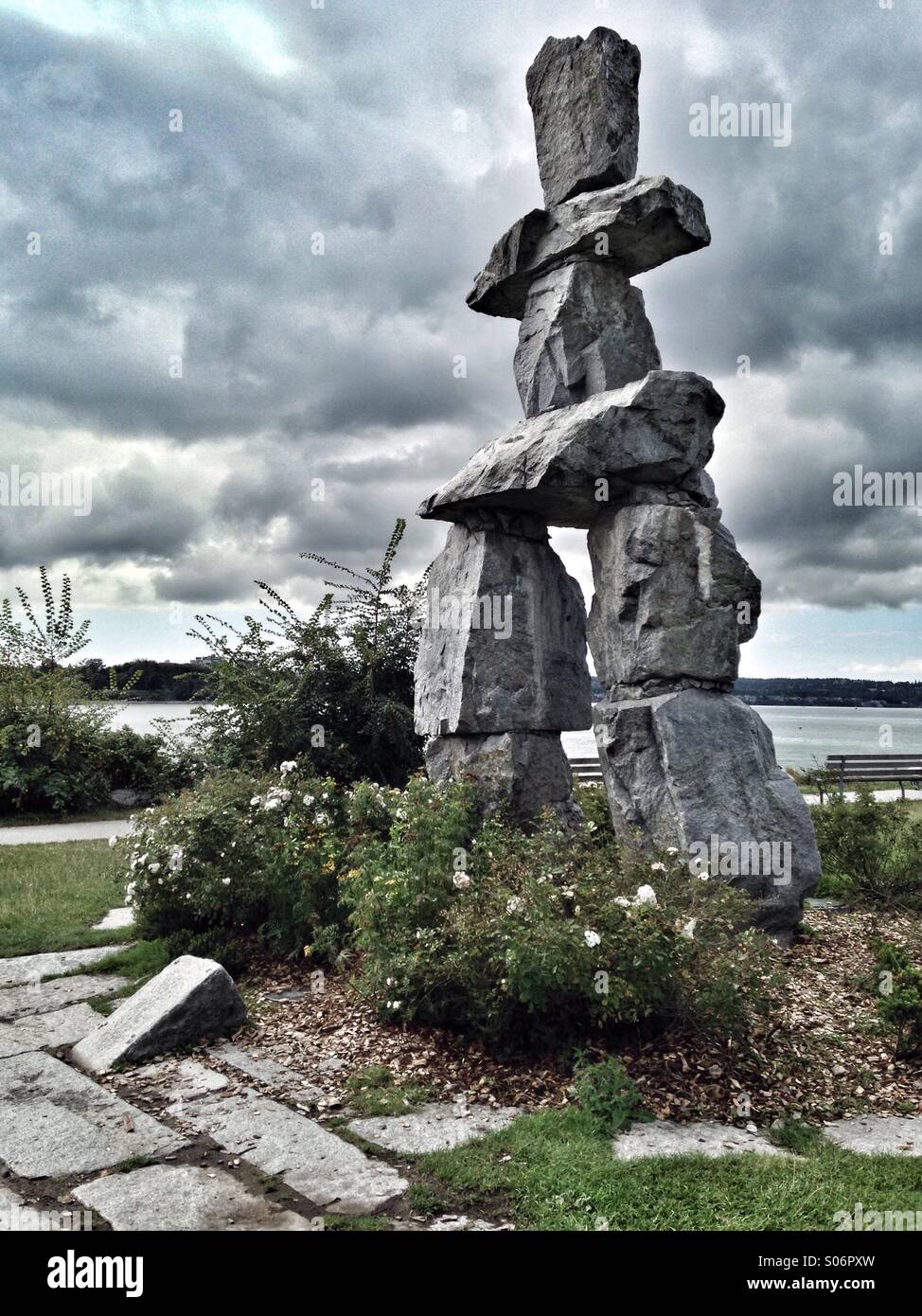 Inukshuk di English Bay, Vancouver Foto Stock