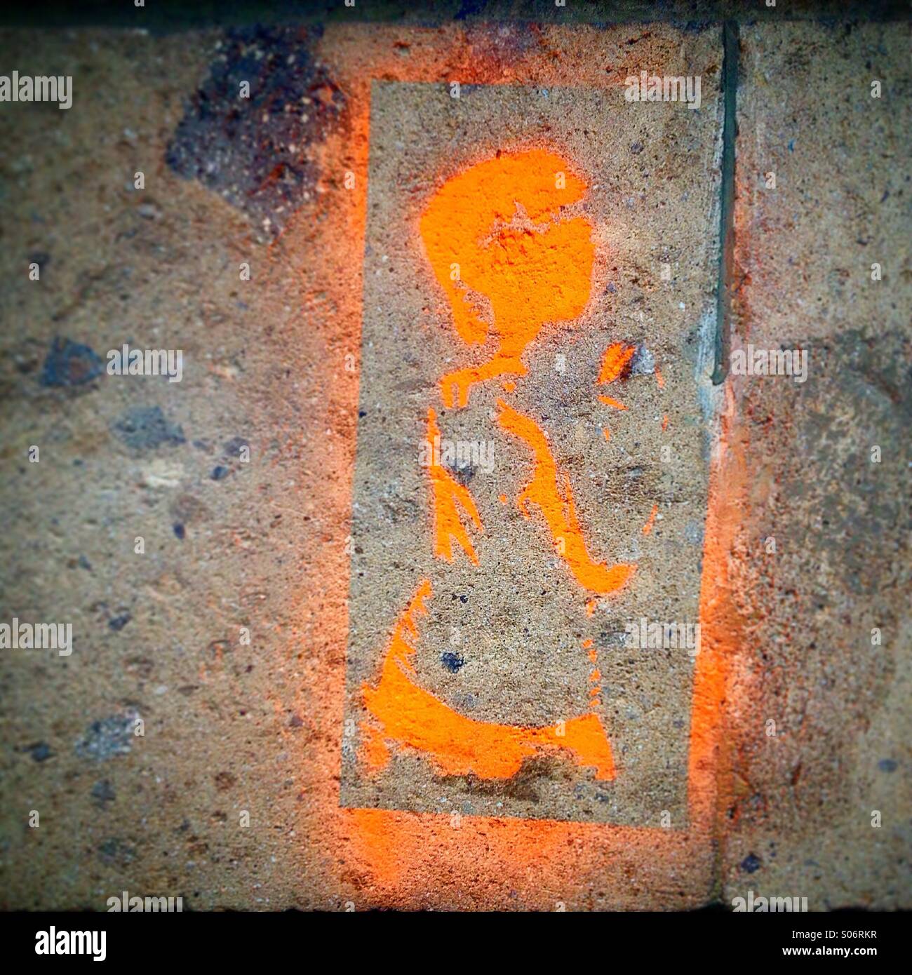 Un arancione graffiti di una donna decora una parete a Colonia Roma, Città del Messico, Messico - Immagine stock catturata con smartphone