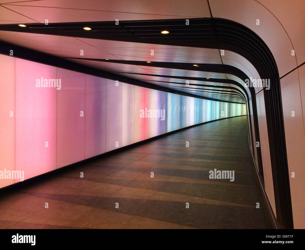 Un tunnel a Kings Cross Station con il cambiamento delle luci. Foto Stock