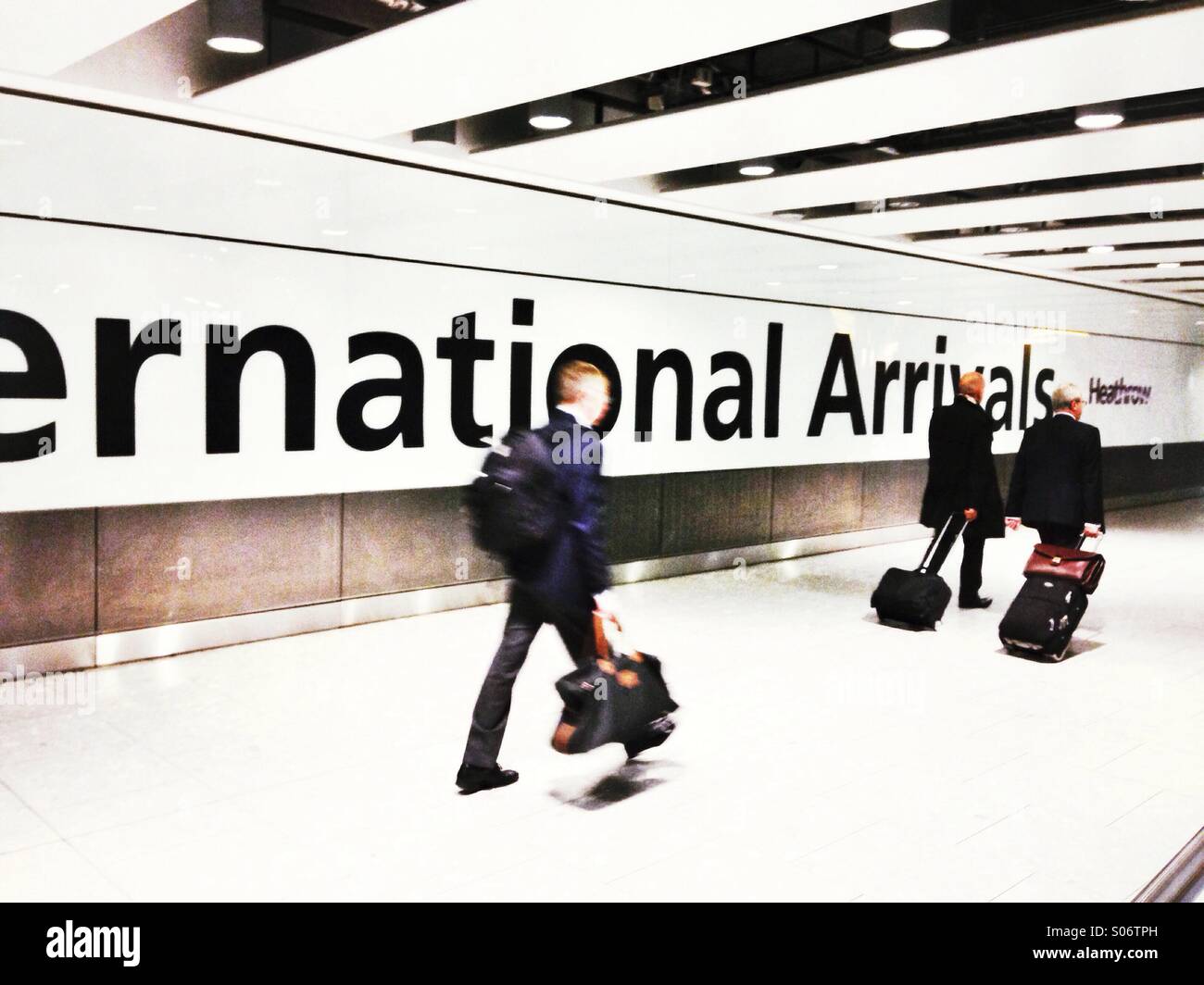 I passeggeri in arrivo , l'aeroporto di Heathrow a Londra, Inghilterra Foto Stock