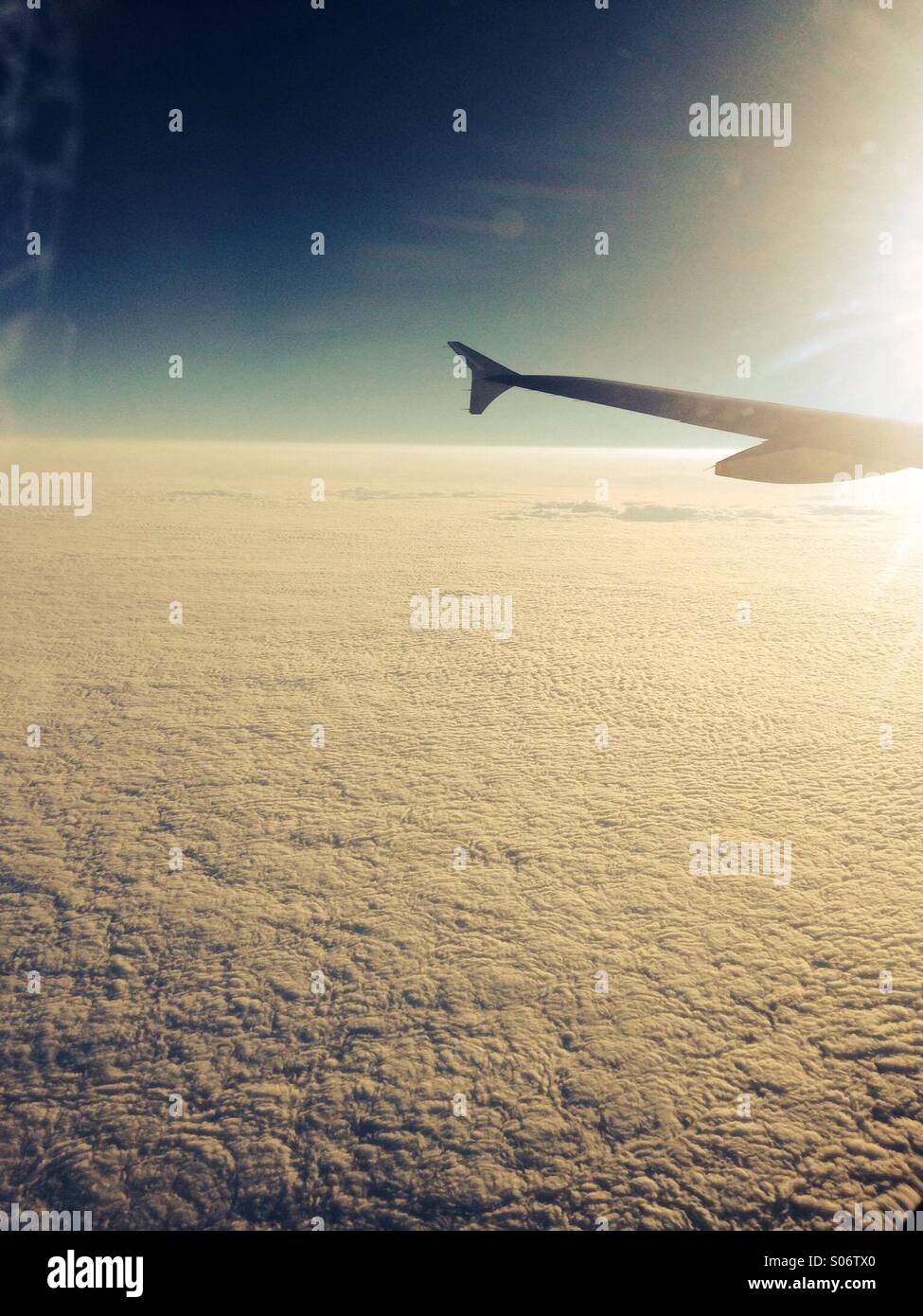 Incredibile vista del cielo e delle nubi attraverso una finestra di aeroplano Foto Stock