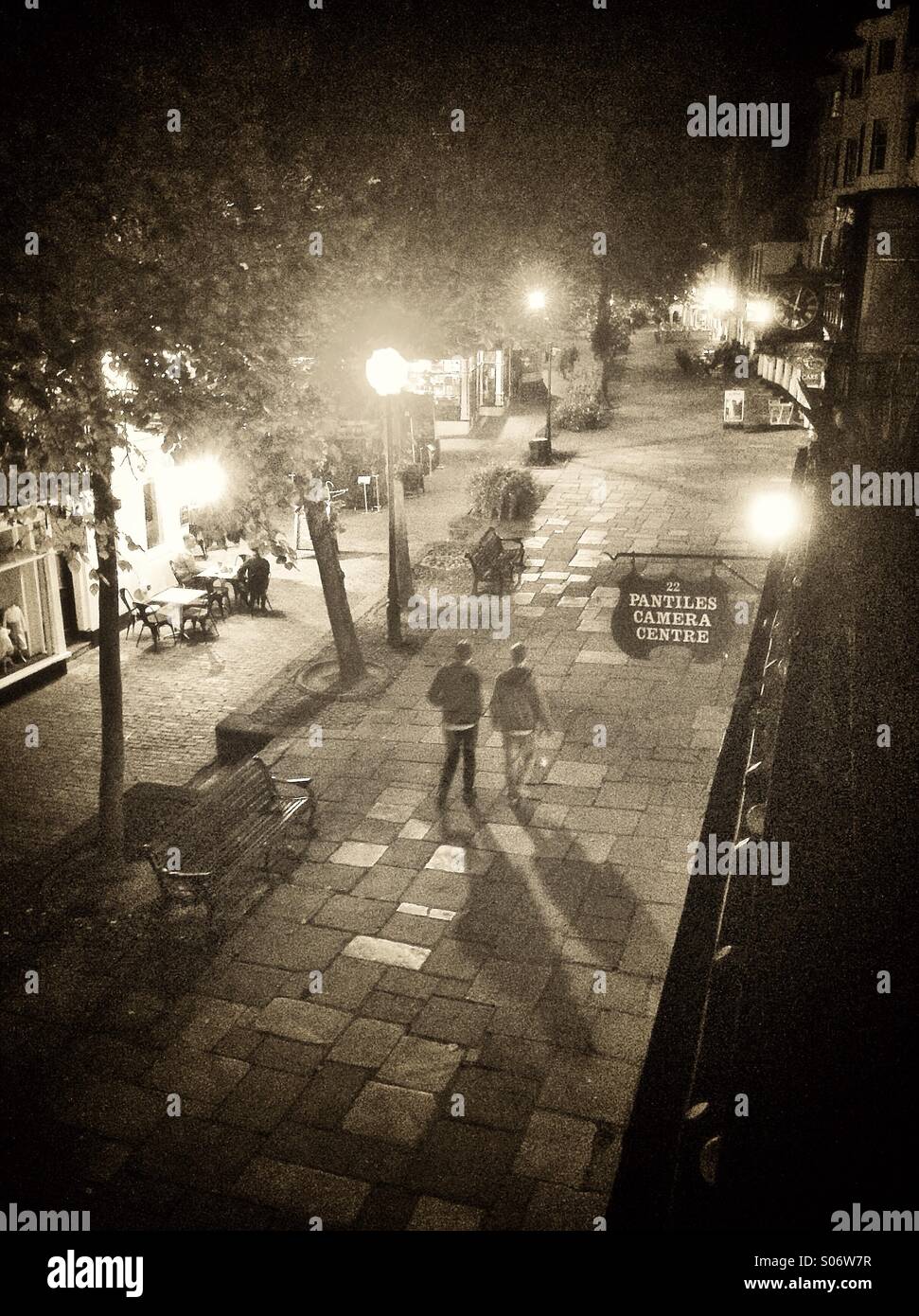 Due ragazzi a piedi di notte. - Immagine stock catturata con smartphone