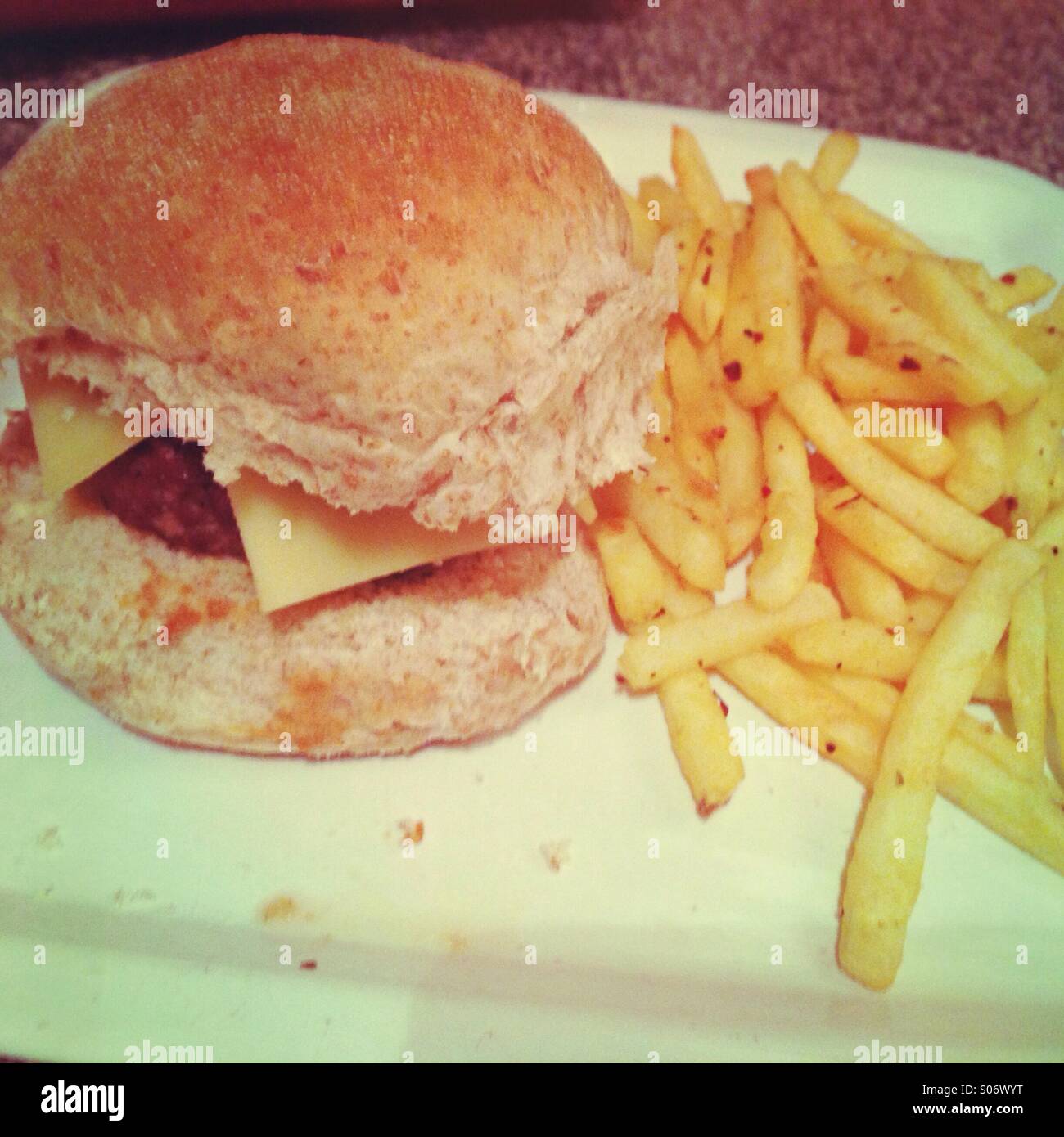 In casa il fast food La cena di hamburger e patatine fritte / Foto Stock